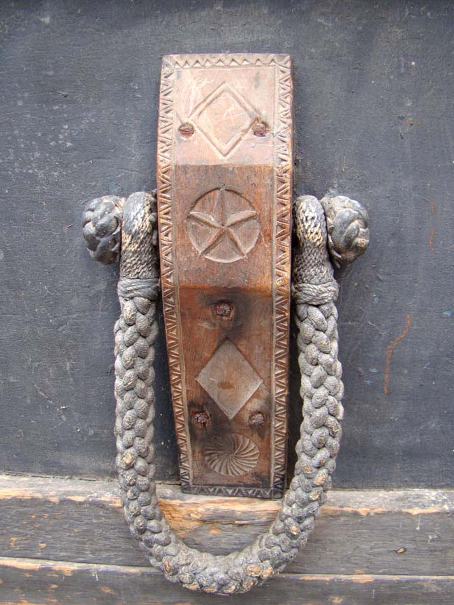 A 19th century sailor-made lift-top seachest circa 1840 with fabulous carved cleats and rope beckets — image 2